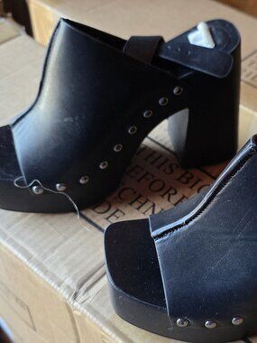 Sophia Taylor - Women's black wedge sandal - size 6.5